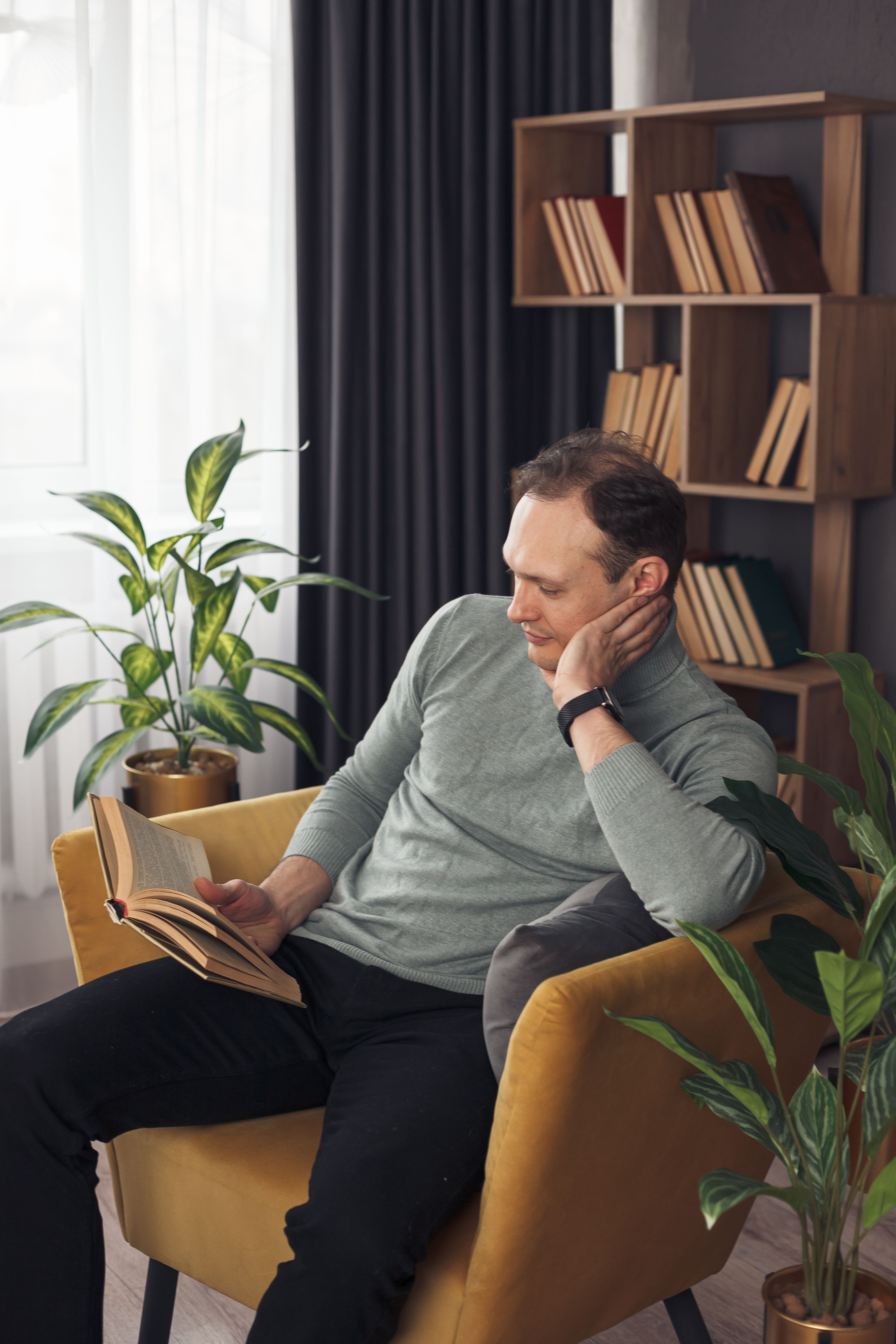 Михаил Хаердинов с книгой